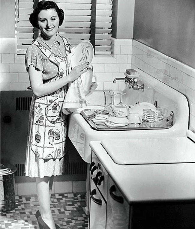 Мама в халате на кухне. Американская домохозяйка ретро. Американская домохозяйка 50-х годов. Советская женщина на кухне. Домохозяйки США В 1950- Е годы.