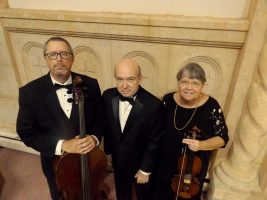 Rickman-Acree-Corporon Piano Trio จะแสดงในวันอาทิตย์ที่ 29 มกราคม ที่ Lighthouse Christ Presbyterian Church ใน Ormond Beach  ทั้งสามประกอบด้วย จากซ้าย: นักเล่นเชลโล Joseph Corporon นักเปียโน Michael Rickman และนักไวโอลิน Susan Pitard Acree  (เดย์โทนา โซลิสตี)