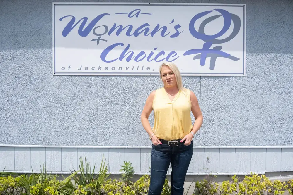 Kelly Flynn stands outside her clinic, A Woman’s Choice of Jacksonville in Florida. (Malcolm Jackson for Reveal)