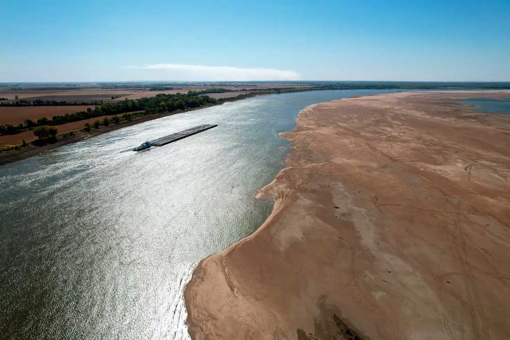 A barge maneuvers its way down the drought-narrowed Mississippi River at Tiptonville, Tenn., Oct. 20, 2022.