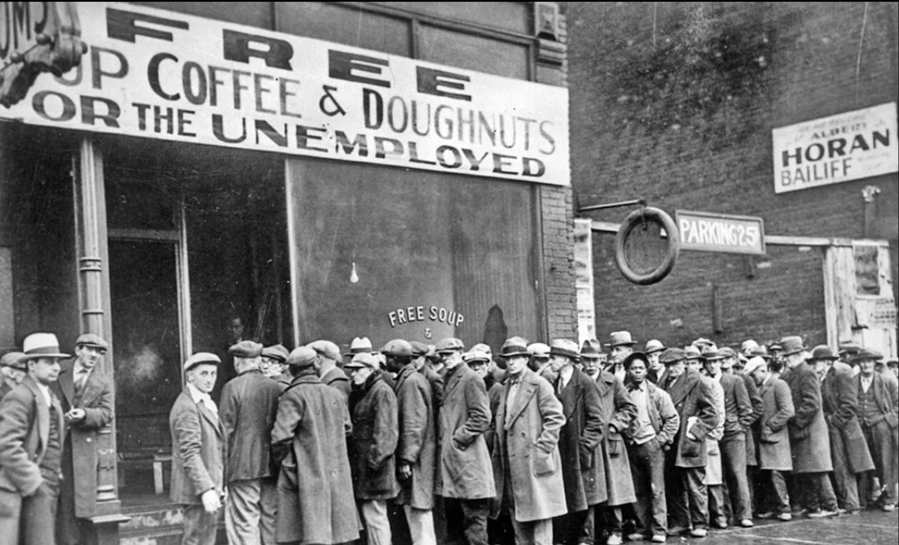 Men queueing up in a ‘breadline’ to receive free food in Chicago, 1931. Wikimedia Commons