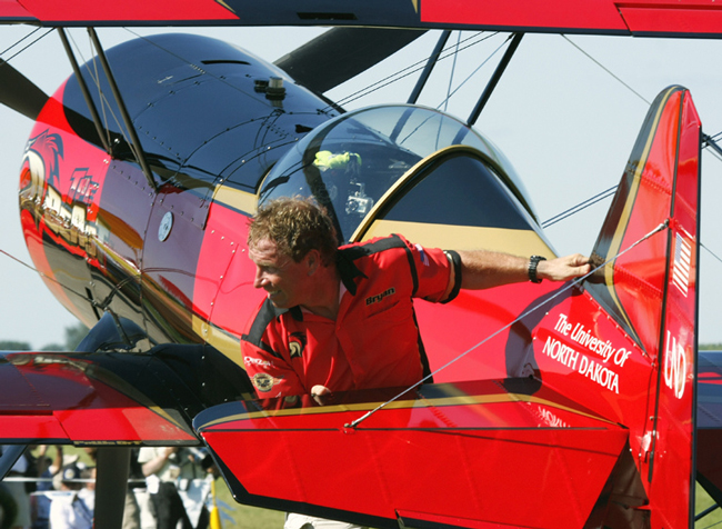 Bryan Jensen with the plane he calls "The Beast" after a performance last year at Wisconsin's Air Venture in Oshkosh, Wisconsin. (© vikingnav)