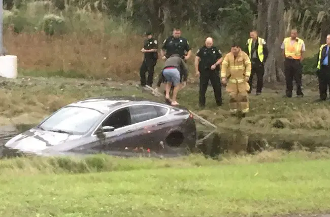 The car crashed into the pond just before 5 p.m. today (Nov. 26). (© FlaglerLive)