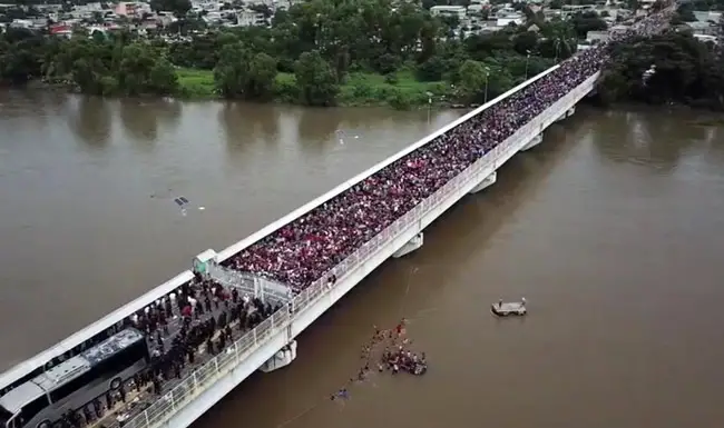 The Roughly 2000 Honduran migrants making their way toward Mexico, on Oct. 21. (biotchy)
