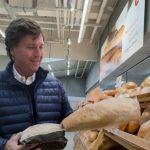 Tucker Carlson at a Moscow grocery store, praising the bread.