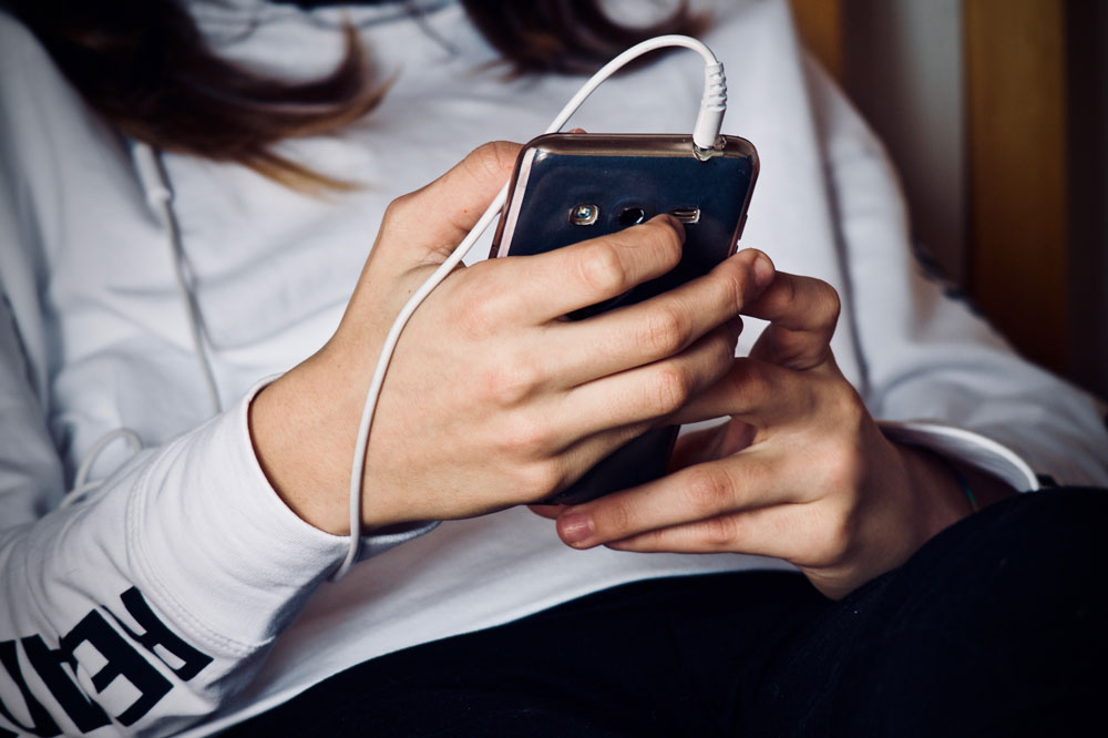 https://flaglerlive.com/wp-content/uploads/File-Woman-holding-cell-phone-3236059-jpg-Wikimedia-Commons-08-06-2025_04_42_PM.pdf Teenagers have phones glued to their hands… but often don’t answer when you call. (Wikimedia Commons)
