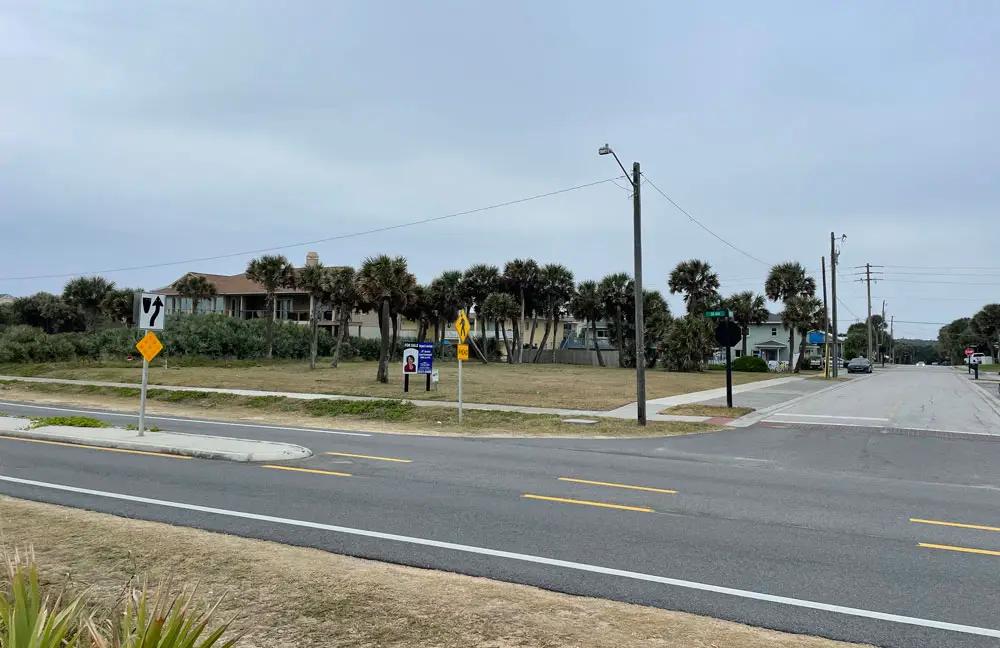 Flagler County's tourism bureau proposed buying this corner lot on A1A and South 9th Street in Flagler Beach when its director discussed it before the Tourist Development Council, but the site was left unmentioned in a presentation to the County Commission this week. (© FlaglerLive)