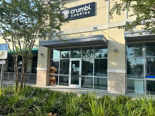 Crumbl Cookies, with Metro Diner on one side and PT Solutions and Massage Envy on the other, at Palm Coast's Island Walk. (© FlaglerLive)