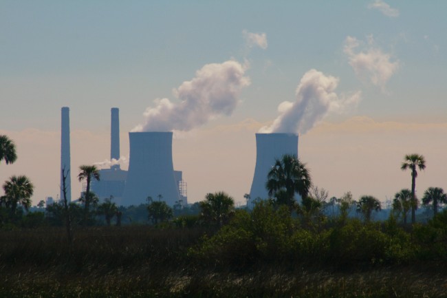 La centrale nucléaire de FPL à Crystal River est exactement à la même distance de Palm Coast que Tokyo l'est de la centrale nucléaire japonaise qui explose sur la côte nord-est du Japon. (L.G. Mills)'s Crystal River nuclear plant is exactly the same distance from Palm Coast as Tokyo is from Japan's exploding nuclear power plant on Japan's northeast east coast. (L.G. Mills)