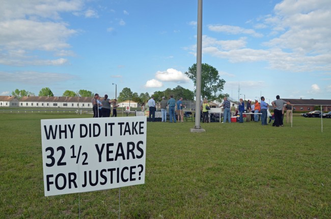 Supporters of Florida's death penalty demonstrated at the execution of Larry Eugene Mann outside Starke state prison earlier this month. Click on the image for larger view. (© FlaglerLive)