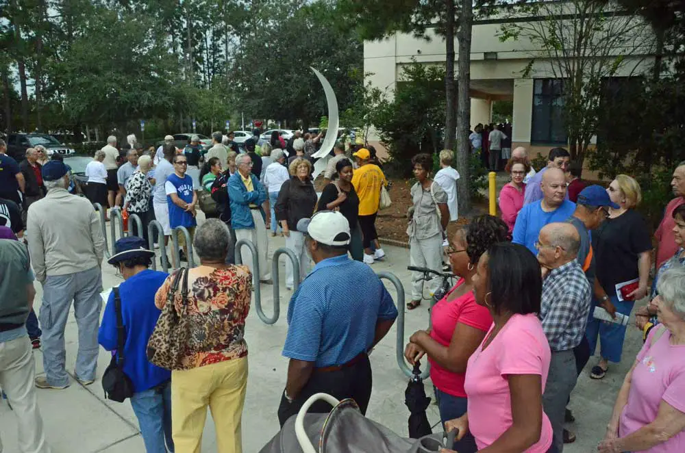 Voters lining up for early voting at the public library in Palm Coast in 2012, when it was still legal to pass water or food to those in line. It no longer is. (© FlaglerLive)