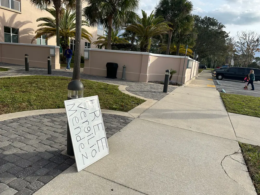 A "Free Vergilio Mendez" sign left outside the entrance to the St. Johns County courthouse this morning. (© FlaglerLive)