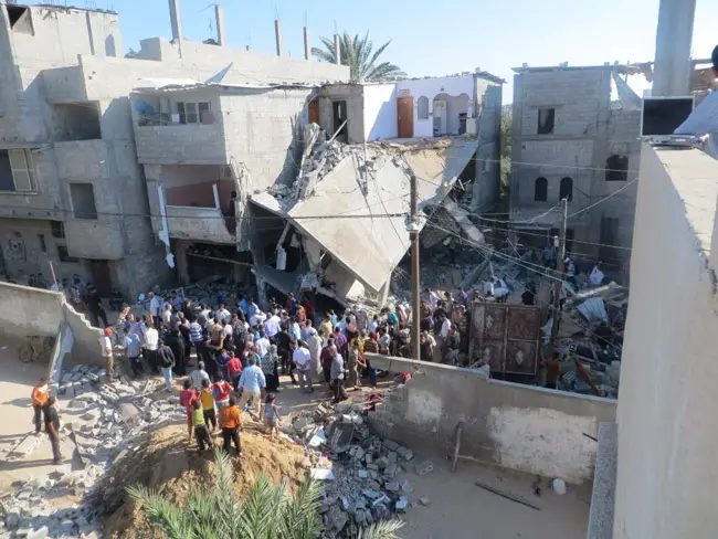 The home of the Kware' family, after it was bombed by the military, while family members and neighbors were present inside the house and in its vicinity (© Muhammad Sabah/B'Tselem).