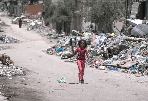 A Gaza girl in search of food. (Wikimedia Commons)