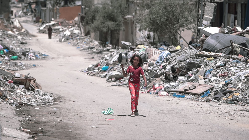 A Gaza girl in search of food. (Wikimedia Commons)