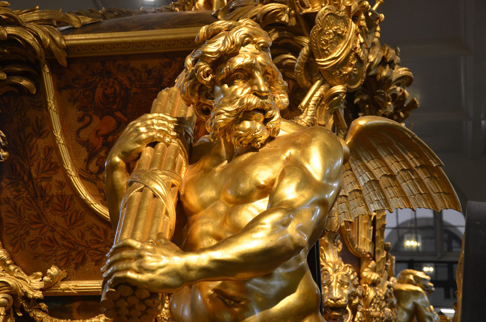 Detail from a royal carriage at Buckingham palace. (© FlaglerLive)