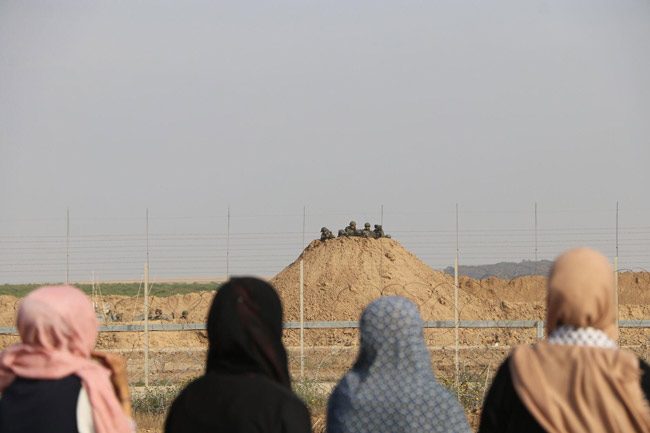 A scene at the Gaza fence east of Gaza City in late April. (Muhammad Sabah, B'Tselem)