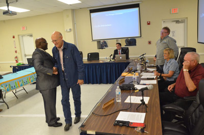 Bunnell Signs Manager Alvin Jackson, Who Makes a Point of Not Holding ...