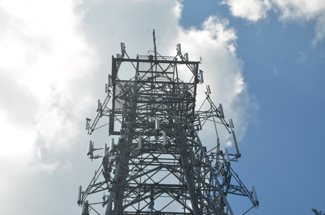 The existing, much less imposing communications tower on John Anderson Highway. The county is behind a push for a 320-foot tower on John Anderson and in two other locations. (c FlaglerLive)