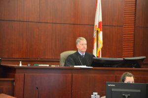 ผู้พิพากษา Terence Perkins เป็นประธานในศาลอาญาใน Flagler County  ผู้พิพากษาจะมีดุลยพินิจมากขึ้นในคดีค้ายาเสพติดบางกรณีเมื่อกำหนดโทษ หากร่างกฎหมายที่จะผ่านวุฒิสภาได้รับการอนุมัติใน Florida House และกลายเป็นกฎหมาย  (© FlaglerLive)