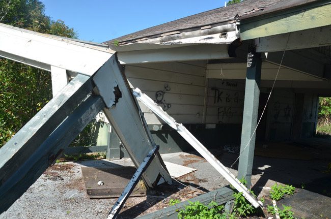 The old clubhouse at Matanzas Woods goilf course in 2015, which has since been demolished. But the golf course's owners have not repaired or demolished a cart barn as required by a settlement agreement with the city, prompting the resumption of foreclosure b y the city. (© FlaglerLive)