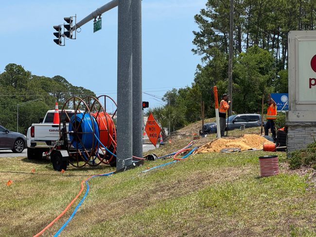 A Metronet contractor's crew on State Road 100 today. (© FlaglerLive)