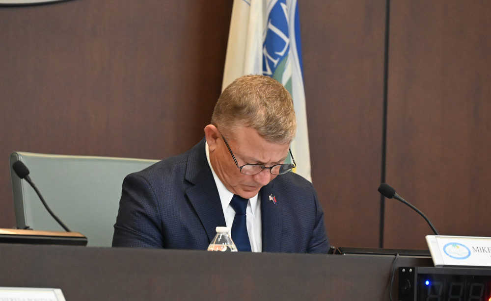 mayor mike norris at war with city