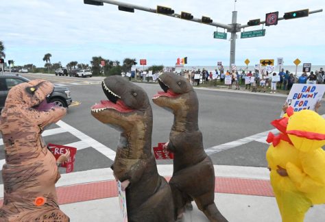 At the No Kings protest in Flagler Beach on Oct. 18. (© FlaglerLive)