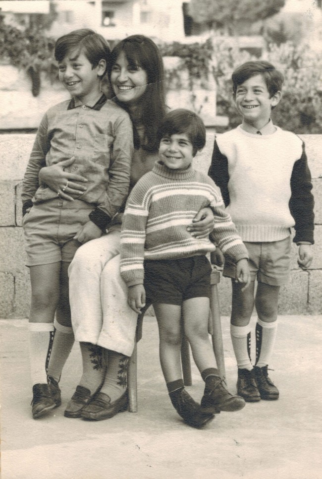 Monique et ses enfants: Gabriel, Pierre et Robert, Beit Mery, 1968. (Fouad Haddad)