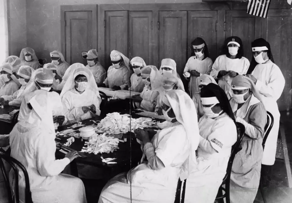 American Red Cross volunteers during the flu pandemic of 2018. (Oakland Public Library)