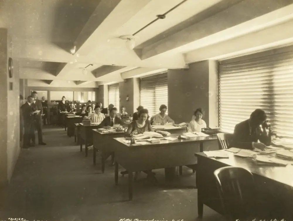 An office at 401 Seventh Avenue (West 32nd Street - West 33rd Street) in 1920. (NYPL collection)