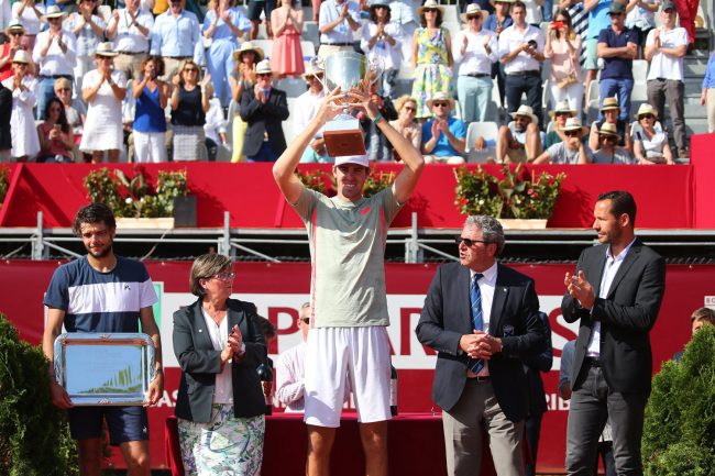 Reily Opelka raising his second trophy, in France, Sunday. ( ATP World Tour).