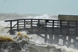 ท่าเรือ Flagler Beach พังยับเยินแต่ยังคงยืนอยู่ หากไม่สามารถเข้าถึงได้ในช่วงที่พายุเฮอริเคน Nicole รุนแรงที่สุด (© FlaglerLive)