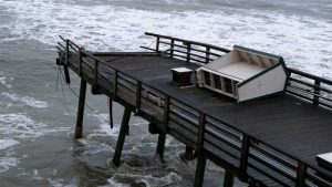 ล่มจมอีกครั้ง ท่าเรือ Flagler Beach Pier จมหายไปอีก 165 ฟุตระหว่างที่พายุเฮอริเคนเอียนเคลื่อนผ่าน ซึ่งเป็นความยาวเดียวกับที่เสียให้กับพายุเฮอริเคนแมทธิวในปี 2559 (© AJ Neste for FlaglerLive)