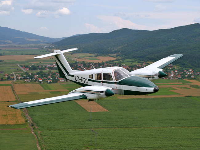 The plane is a Piper PA44 Seminole similar to the one above. (Wikimedia Commons)