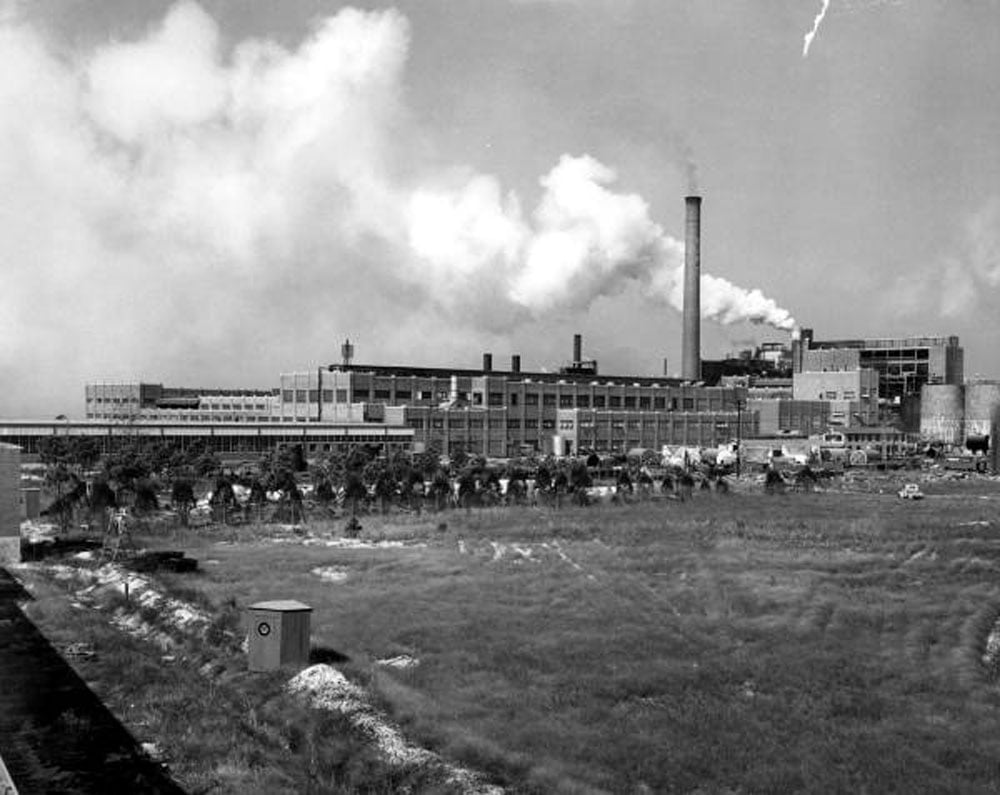 Politicians in Tallahassee want to take us back to the good old days, when polluters like the St. Joe paper mill churned out pollutants like dioxin. (Via State Library and Archives of Florida)