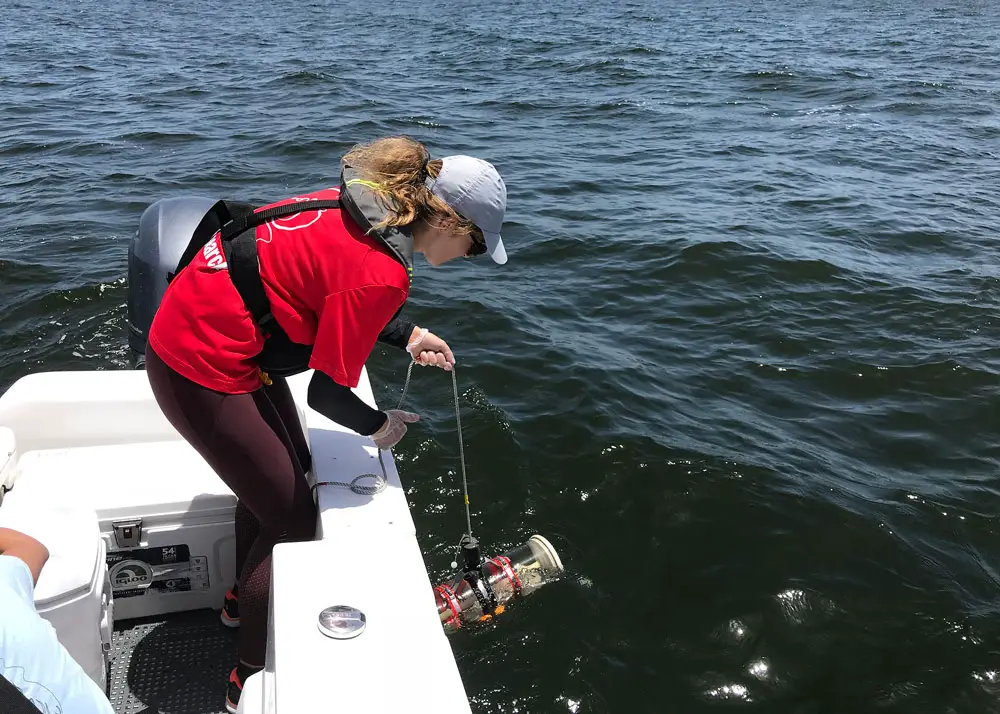 A Florida Fish and Wildlife scientist takes red tide samples. (FWC)
