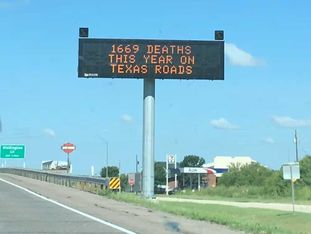 A roadside dynamic messaging sign in Texas, displaying the death toll from road crashes. 