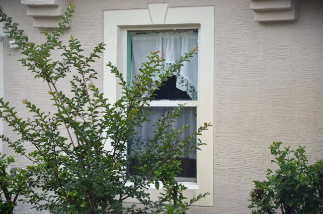 A front window at the house on Ryken Lane where Leonard Lynn was murdered. (© FlaglerLive)