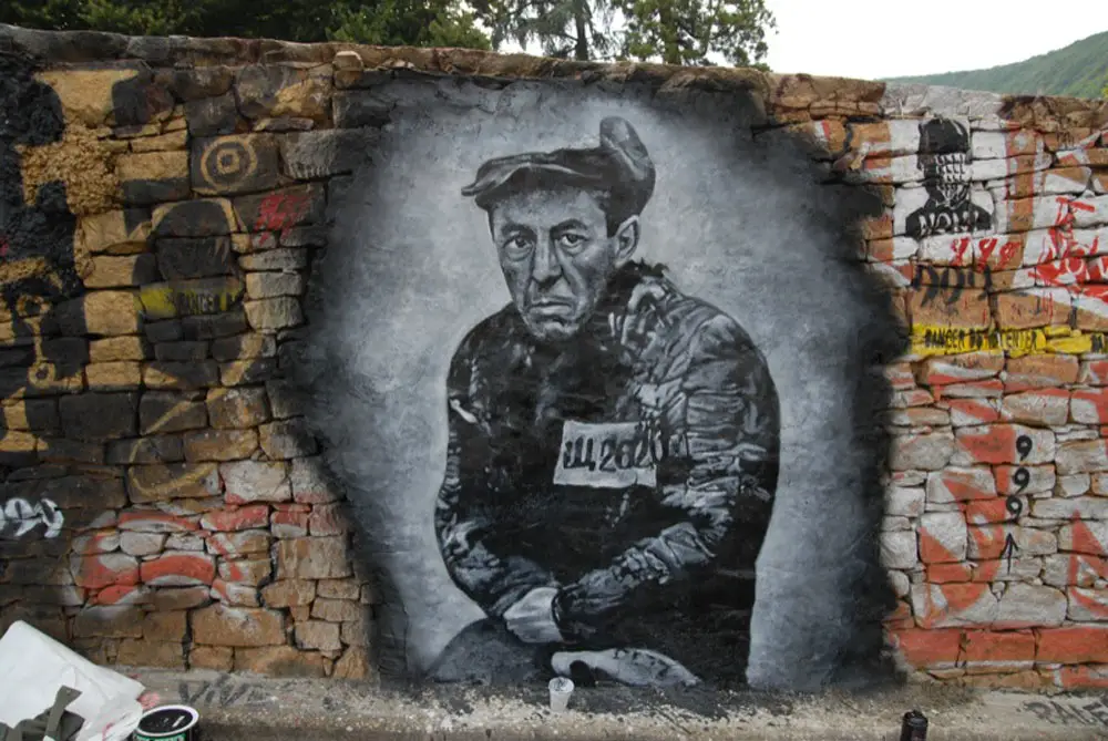 A mural of Aleksandr Solzkenitsyn as a "Zek," or prisoner, in the Soviet gulag. (Thierry Ehrmann)