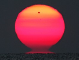 The sun, rising with Venus, on Sunshine week. (© Emil Ivanov)