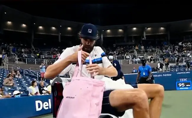 "Unapproved," read Opelka's offending tote bag after he was fined for having a too-large logo of a Belgian art gallery. (© FlaglerLive via ESPN)