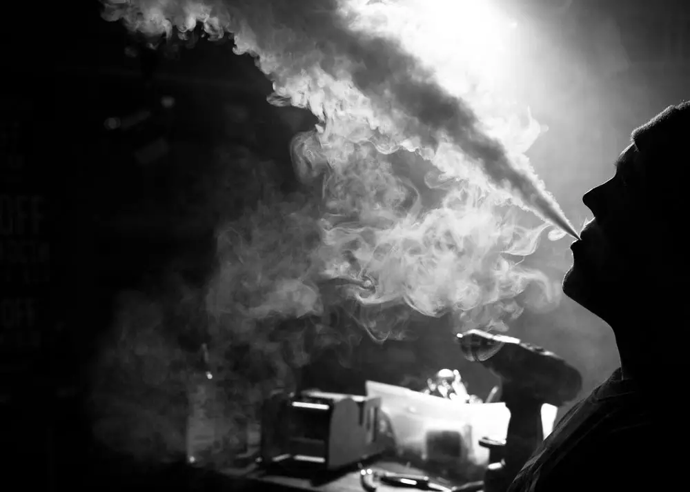 Between smoke and vapors. (Misha Sokolnikov)