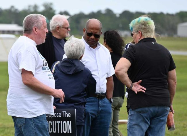 Ron Wright, Jr., center, exonerated after three years on death row. (© FlaglerLive)